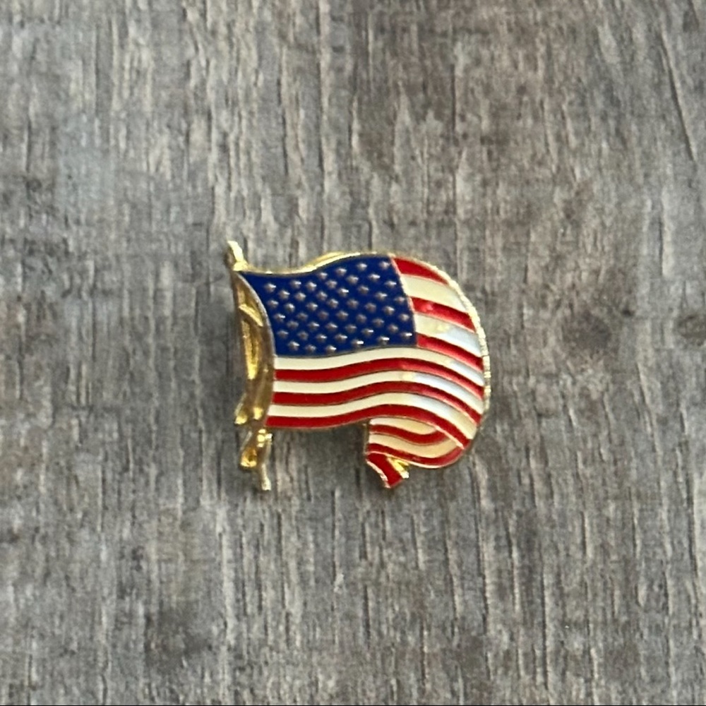 💞 New American Flag Lapel Pin
